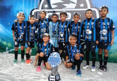Niños de la Academia Querétaro Saltillo-Nike entrenan bajo el calor de la tarde en el Biblioparque Nogales rumbo a sus sueños futbolísticos.