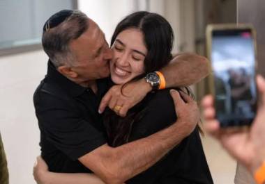 La noticia de las cautivas proviene de Noa Argamani, quien fue liberada durante una redada el sábado y se reunió con su padre.