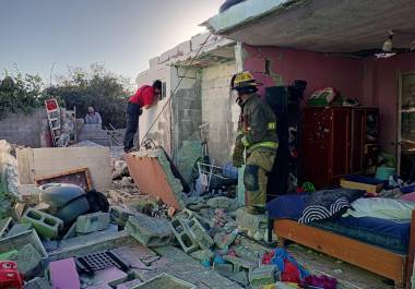 Miembros de la comunidad se unieron para apoyar a la familia afectada en Ramos Arizpe, mientras los servicios de emergencia evaluaban los riesgos.