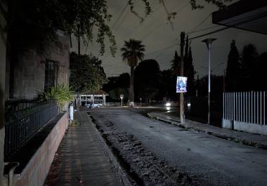La falta de energía eléctrica dejó sin alumbrado ni semáforos varias calles del Centro Histórico de Saltillo durante la tarde y noche del viernes.
