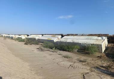 Las estructuras metálicas quedaron retorcidas sobre las vías tras el accidente ferroviario.