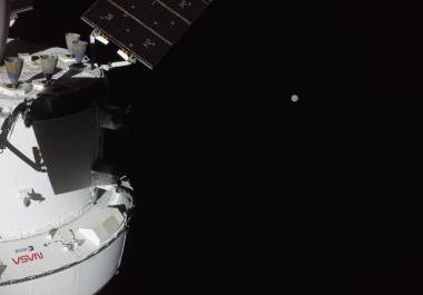 Esta imagen proporcionada por la NASA muestra la nave espacial Orión con la Luna a lo lejos, captada por una cámara ubicada en la punta de uno de sus paneles solares.