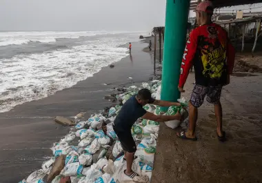 Las inundaciones por la marea alta y la crecida del río Cuale en Puerto Vallarta se presentaron en diversas colonias.
