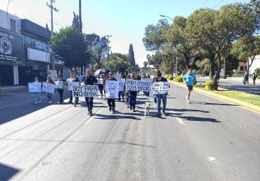 La manifestación reunió a aproximadamente 30 personas que exigieron cambios en la atención de la Procuraduría de los Niños, Niñas y la Familia.