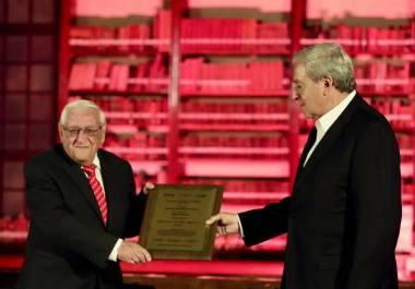 Armando Fuentes Aguirre, “Catón”, recibió de manos del alcalde José María Fraustro Siller, la placa con el título de “Profeta en su Tierra”.