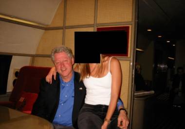 Esta foto sin fecha, publicada por el Departamento de Justicia que muestra al expresidente Bill Clinton con una mujer.