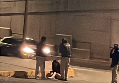 Mujer es arrojada de un auto en movimiento, en Saltillo