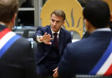 El presidente francés, Emmanuel Macron, pidió la prohibición de todas las manifestaciones que no estuvieran organizadas por los sindicatos e instó a que se restableciera la calma.