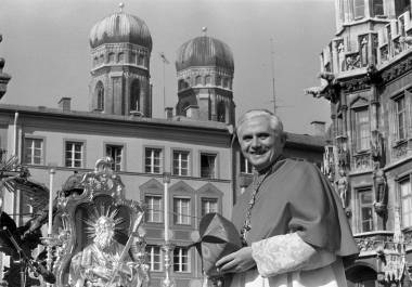 El cardenal Joseph Ratzinger, más tarde Papa Benedicto XVI, se despide de los creyentes bávaros en el centro de Munich, Alemania, el domingo 28 de febrero de 1982. AP/Dieter Endlicher