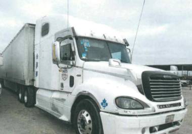 Tráiler asegurado en Monclova, utilizados para trasladar a 22 personas de origen extranjero.