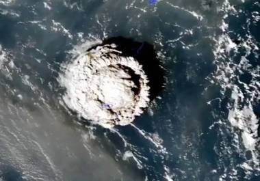 Los científicos no tenían claro cómo la erupción logró sacudir el cielo, y un fenómeno conocido como”ondas de cordero”