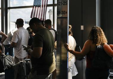 Según un estudio elaborado por Sheila Kahyaoglu, si los pasajeros de un avión pesan menos, se gastaría menos combustible y esto presentaría un ahorro para las aerolíneas.