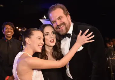 Al tiempo, Lily Allen abordó en su nuevo material su separación de David Harbour y el proceso emocional que vivió.