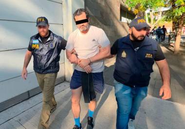 El contralmirante Fernando ‘N’, identificado como el líder de una red de huachicol fiscal conocida como ‘Los Primos’, quien contaba con una ficha roja de Interpol y es sobrino del exsecretario de Marina, José Rafael Ojeda Durán, fue detenido.