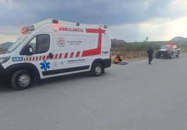 Los paseantes vieron cómo el hombre de repente cayó sobre el pavimento; los paramédicos sólo acudieron a confirmar el fallecimiento.