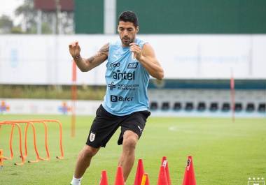 Luis Suárez entrena con la Garra Charrúa de cara a los duelos de eliminatoria de Uruguay.