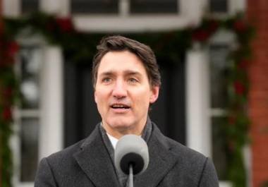 Trudeau, que está en el poder desde 2015, ha visto caer su popularidad en los últimos años por una serie de cuestiones, incluidos el gasto y el aumento del costo de los alimentos y la vivienda.