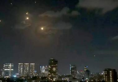 Se han reportado lugares de impacto en Tel Aviv, cerca del Mar Muerto, así como en el sur y en Sharon.