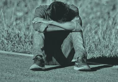 Los suicidios se concentran más en hombres jóvenes, solteros y con estudios hasta educación media.