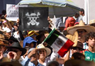 Manifestantes rompen la barricada durante protesta de la ‘Generación Z’ en la CDMX