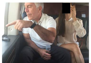 Fotografía sin fecha específica de toma, publicada por los demócratas del Comité de Supervisión de la Cámara Baja (Oversight Dems), que muestra a Jeffrey Epstein (i) con una mujer no identificada en un avión