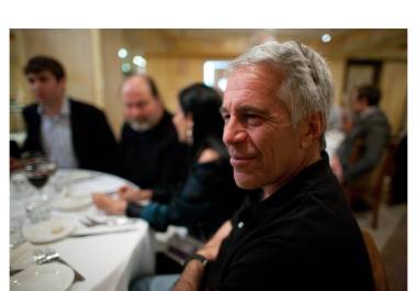Fotografía sin fecha específica de toma, publicada por los demócratas del Comité de Supervisión de la Cámara Baja (Oversight Dems), donde aparece Jeffrey Epstein durante una cena.