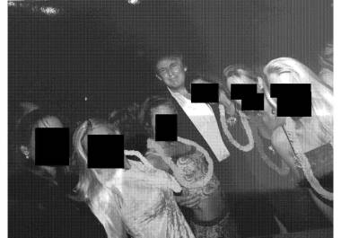 Fotografía sin fecha específica de toma publicada por los demócratas del Comité de Supervisión de la Cámara Baja del presidente de los Estados Unidos, Donald Trump, rodeado de mujeres.