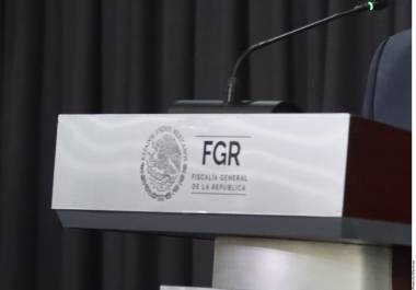 Fuentes federales revelan que a Óscar Langlet le exigieron la renuncia tras salir de una cirugía por negarse a congelar un caso contra un juez; es la segunda baja en el equipo de Ernestina Godoy.
