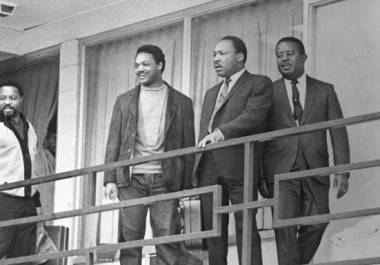 King se encuentra con sus ayudantes en el balcón del Motel Lorraine en Memphis, Tennessee, aproximadamente en el mismo lugar donde fue asesinado un día después, el 4 de abril de 1968.