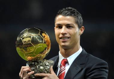 Cristiano Ronaldo conquistó su primer Balón de Oro en 2008, edición que ahora fue elegida por los aficionados como la mejor de todos los tiempos.