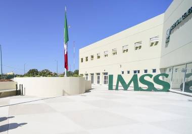 Familias esperan atención médica en el IMSS de Acuña, en medio de carencias y largas filas.