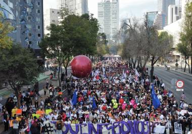 Decenas de jóvenes se congregaron en el monumento a El Caballito, en la Ciudad de México.