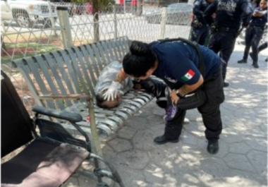 Un hombre de 62 años fue encontrado sin vida en una banca de la plaza de la colonia San Joaquín.