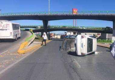 El percance provocó que la vialidad, al norte de la capital de Coahuila, se viera bloqueada.