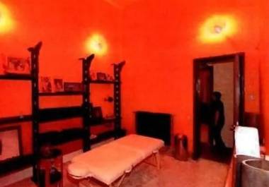 El sórdido escondite de 18 habitaciones del multimillonario financiero caído en desgracia, ubicado en la Avenida Foch, incluía una cámara de masajes que los fiscales de París creen que se utilizó para llevar a cabo atroces violaciones y agresiones sexuales.