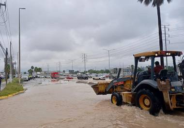 El Municipio puso en marcha maquinaria pesada para despejar las vialidades inundadas de Saltillo.