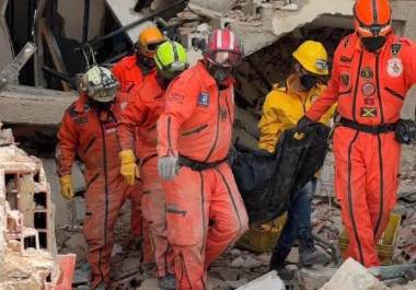 Los equipos de rescate mantienen jornadas ininterrumpidas entre los escombros, donde continúan las labores de búsqueda y recuperación de víctimas tras el terremoto.