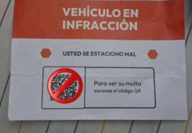 Avisos falsos con códigos QR han aparecido en parabrisas y postes en algunas ciudades.