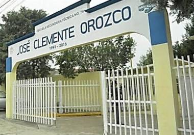 Familiares de la estudiante denunciaron presuntas irregularidades por parte de directivos del plantel, señalando que se habrían retirado teléfonos celulares para borrar evidencias de la agresión.