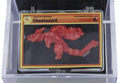 Esta foto sin fecha facilitada por Goldin Auctions muestra un Cheeto con forma del Pokémon Charizard que se ha subastado por 87 mil 840 dólares