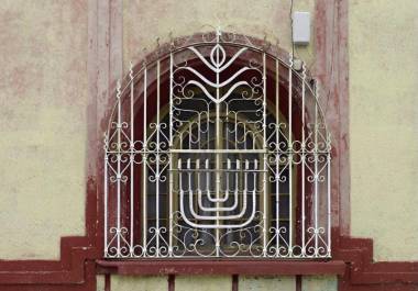 Investigadores indagan en el patrimonio sefardí de las ventanas del centro de Saltillo