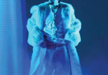 Premio. Su álbum ‘DeBÍ TiRAR MáS FOToS’ , el cual resultó el álbum más escuchado en todo el planeta, ha tenido mucho que ver en que haya recuperado la corona