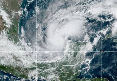 Huracán ‘Milton’ se ha intensificado a categoría 5 de nuevo en aguas del Golfo de México, mientras que durante las primeras horas del martes y tras tocar tierra en Yucatán se había degradado a categoría 4.