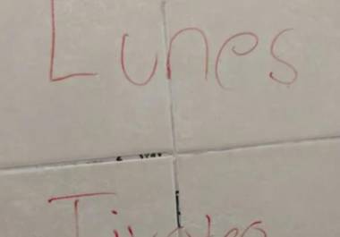 Una ‘pinta’ con una amenaza de tiroteo causó alarma entre estudiantes y padres de familia en una secundaria en San Nicolás de los Garza, este lunes.