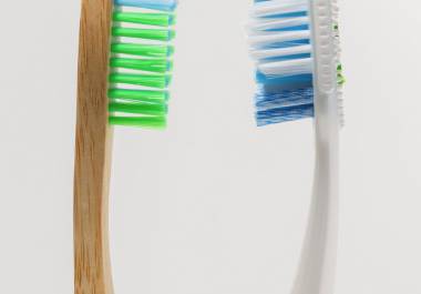 Con los cepillos de dientes, por ejemplo, puedes optar por mangos de bambú, que pueden reducir los residuos plásticos