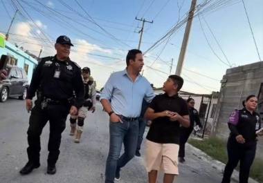 Javier Díaz González recorrió calles de la colonia María de León y dialogó con vecinos sobre acciones de seguridad y prevención.