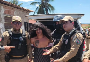 Silva, de 33 años, también llevaba sandalias de mujer, gafas oscuras y las uñas pintadas, y cargaba a un niño de 2 años.