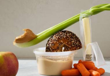 Los snacks inteligentes también pueden contribuir a aumentar tu ingesta de fibra, proteínas y micronutrientes.