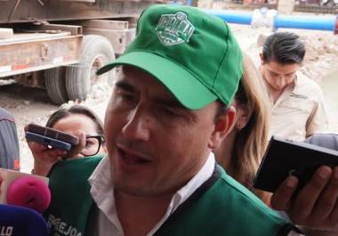 Manolo Jiménez Salinas informó que mantiene comunicación constante con el alcalde Román Alberto Cepeda durante su proceso de recuperación.