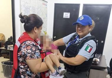 La menor fue rescatada por elementos de la Policía de Monterrey que recibieron el reporte de la niña deambulando por calles del centro